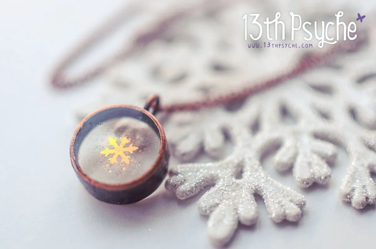 Winter inspire, snowflake resin cameo pendant necklace