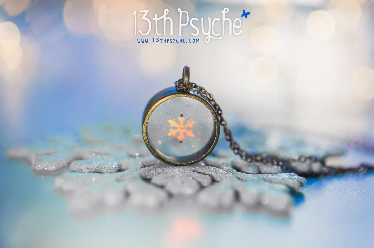 Winter inspire, snowflake resin cameo pendant necklace