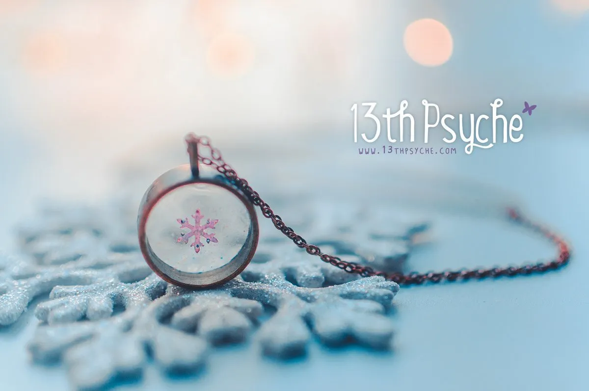 Winter inspire, snowflake resin cameo pendant necklace